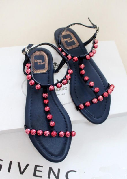 什么样的平底凉鞋比较好看 平底凉鞋款式搭配