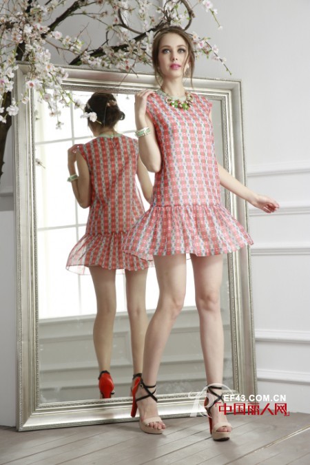 连衣裙什么样的惹眼 轻盈的印花裙甜美LOOK