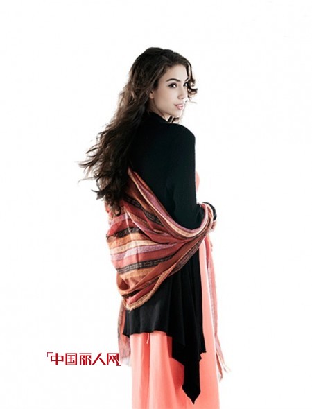 橙色背心长裙搭配什么外套 橙色适合配什么颜色 连衣裙配什么外套好看