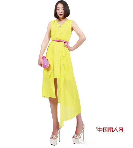 炫目萤黄色怎么搭配好看 亮黄色连衣裙好看吗