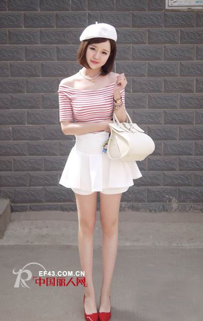 绿色一字领上衣搭配什么裤子 红白条纹一字领T恤搭配白色包臀裙好看吗