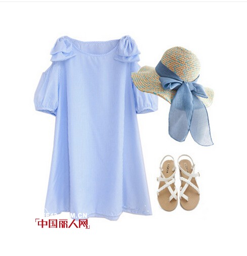 柠檬黄色上衣搭配蓝白格子短裙好看吗 蓝色条纹露肩连衣裙搭配什么鞋子