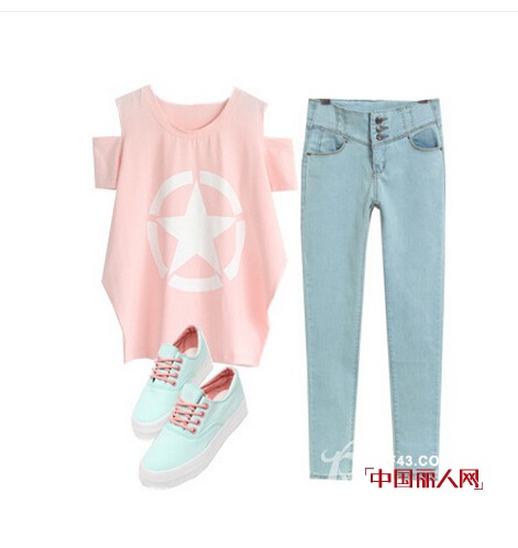 柠檬黄色上衣搭配蓝白格子短裙好看吗 蓝色条纹露肩连衣裙搭配什么鞋子