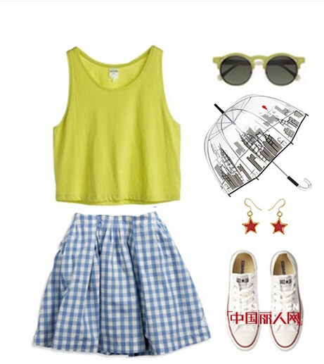 柠檬黄色上衣搭配蓝白格子短裙好看吗 蓝色条纹露肩连衣裙搭配什么鞋子
