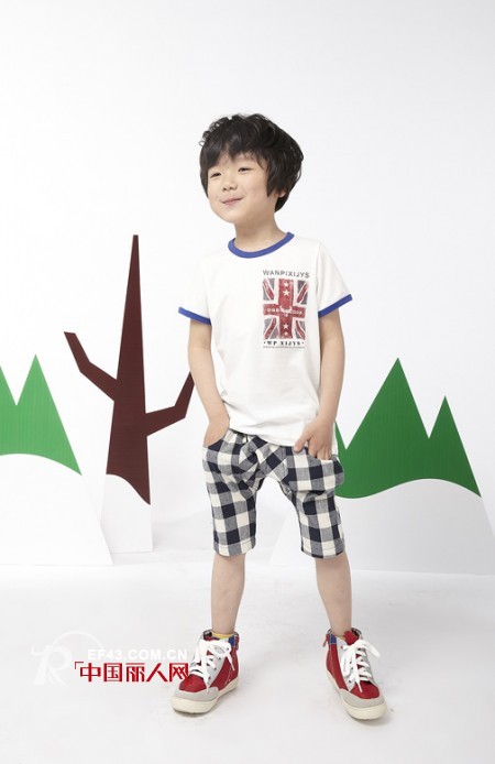 黑白格子裤怎么搭配上衣 白色T恤配什么裤子