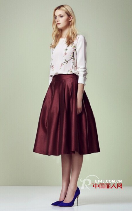 酒红色半身裙配什么上衣 酒红色裙子配什么颜色好看 秋季适合穿什么颜色裙子