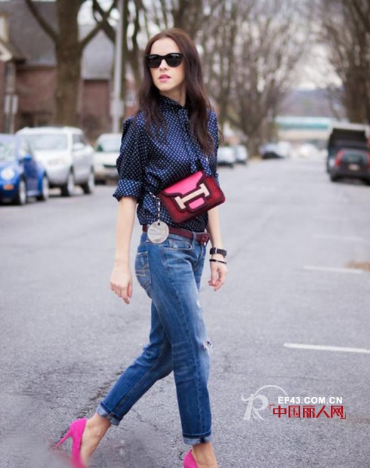 帅气搭配 蓝色格子衬衣搭配配破洞牛仔 帅气又有女人味