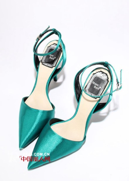 名媛PK大赛 哪种装扮更淑女 尖头鞋搭配做“足”伪装