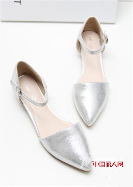 名媛PK大赛 哪种装扮更淑女 尖头鞋搭配做“足”伪装