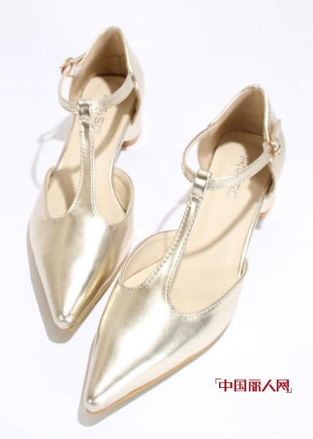 名媛PK大赛 哪种装扮更淑女 尖头鞋搭配做“足”伪装