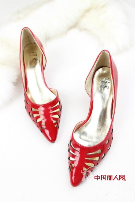 名媛PK大赛 哪种装扮更淑女 尖头鞋搭配做“足”伪装