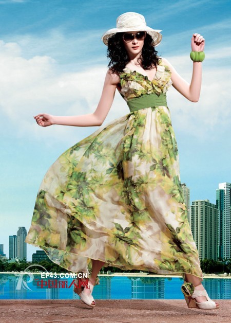 夏季出游搭配 V领印花背心裙搭配什么鞋 绿色印花长裙适合什么肤色的人穿