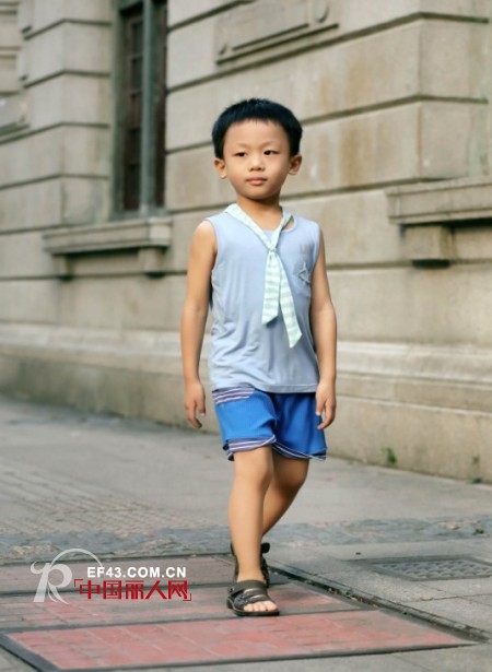 蓝白条纹T恤搭配黑色印花T恤好看吗 浅蓝色背心要怎么搭配