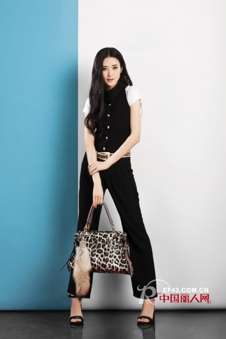 敢露额头才是真美女 中分发型女孩的穿衣搭配 通勤装要怎么搭配