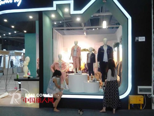 上流家族最新系列亮相第十四届深圳服装交易会