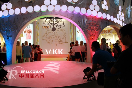 广州优销服饰携旗下品牌VKK女装惊艳深圳服装展 现场走秀魅力四射