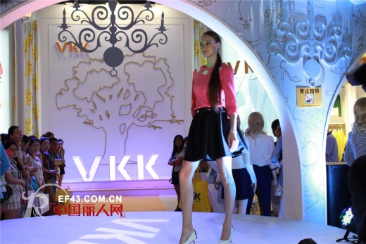 广州优销服饰携旗下品牌VKK女装惊艳深圳服装展 现场走秀魅力四射