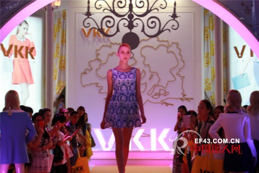 广州优销服饰携旗下品牌VKK女装惊艳深圳服装展 现场走秀魅力四射