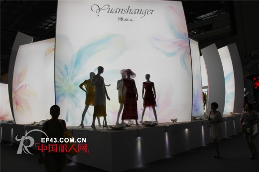 2014深圳服装展现场 缘尚儿女装展现高台上诱惑