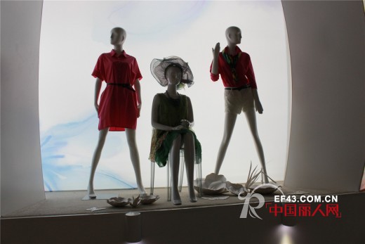2014深圳服装展现场 缘尚儿女装展现高台上诱惑