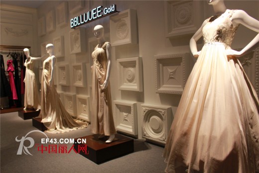 粉蓝衣橱惊艳亮相2014深圳展 宝蓝色礼服裙展现华丽宫廷风