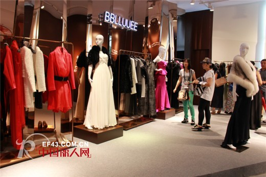 粉蓝衣橱惊艳亮相2014深圳展 宝蓝色礼服裙展现华丽宫廷风