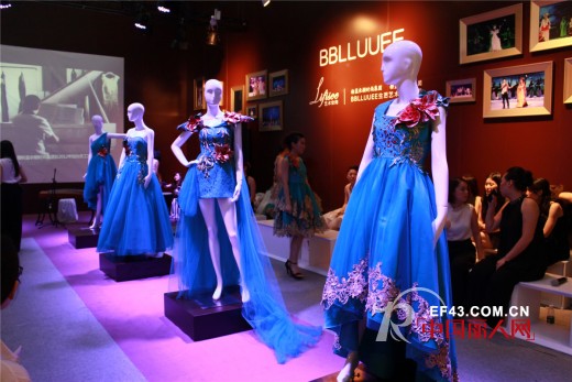 粉蓝衣橱惊艳亮相2014深圳展 宝蓝色礼服裙展现华丽宫廷风