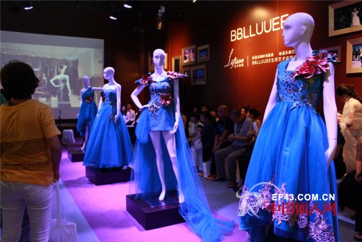 粉蓝衣橱惊艳亮相2014深圳展 宝蓝色礼服裙展现华丽宫廷风