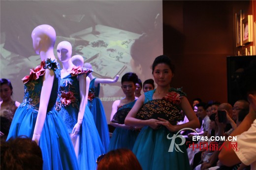 粉蓝衣橱惊艳亮相2014深圳展 宝蓝色礼服裙展现华丽宫廷风