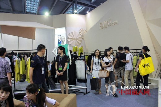 依步达轻熟女装品牌优雅亮相第十四届深圳服交会