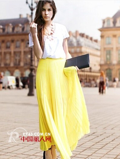 休闲装要怎么搭配 印花T恤搭配宝蓝色热裤 白色T恤搭配柠檬黄长裙好看吗