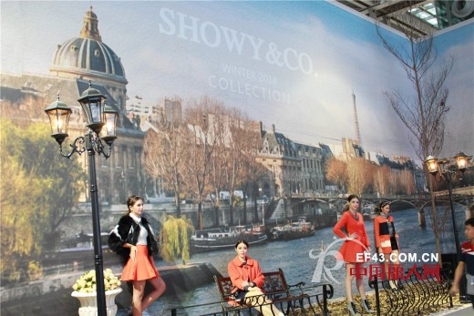 2014深圳服装展最亮眼橱窗 秀亦女装真人橱窗秀