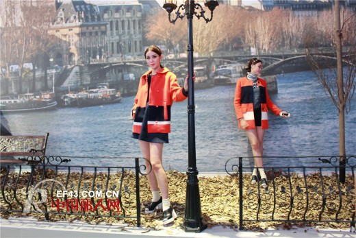 2014深圳服装展最亮眼橱窗 秀亦女装真人橱窗秀