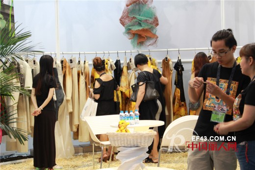 娑尔女装金色“嫁衣”亮相2014服装展