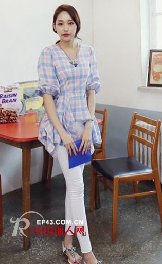 印花蜂腰裙摆上衣搭配什么颜色的铅笔裤 格子蜂腰裙摆上衣搭配白色铅笔裤