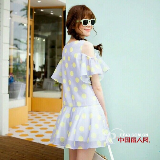 波点裙搭配中分发型好看吗 露肩波点裙是什么样的