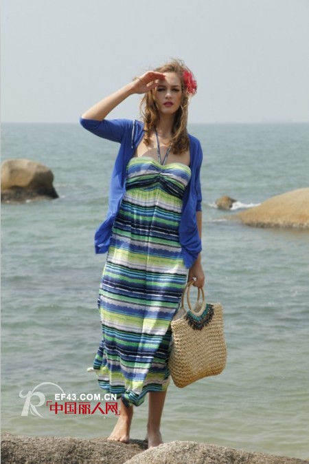 夏天抹胸长裙怎么搭配 抹胸长裙搭配什么外套