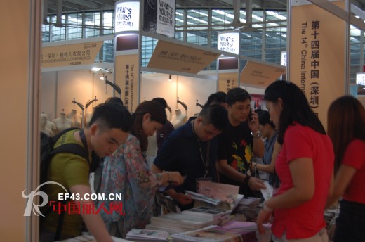 中国丽人网2014深圳服交会 二维码扫描活动现场火爆引关注