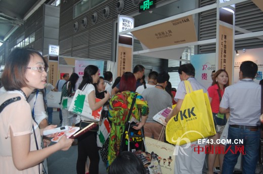 中国丽人网2014深圳服交会 二维码扫描活动现场火爆引关注