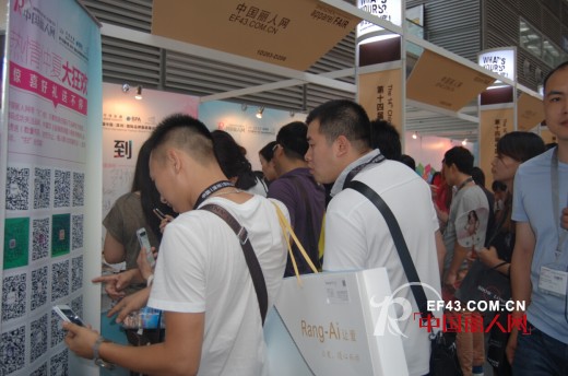中国丽人网2014深圳服交会 二维码扫描活动现场火爆引关注