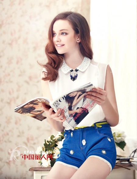 今年流行什么颜色搭配 白色雪纺衫搭配宝蓝色短裤