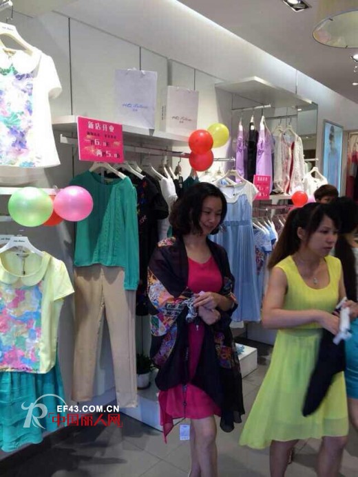 图案女装品牌龙岗中心城店开业