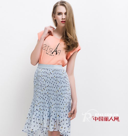 黑色波点T恤搭配什么裤子 橘黄色T恤搭配不规则雪纺半身裙好看吗