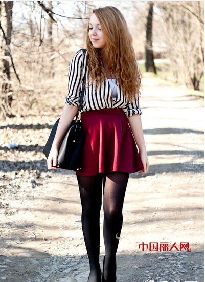 白色衬衫搭配宝蓝色铅笔裙好看吗 条纹衬衫搭配什么颜色的短裙