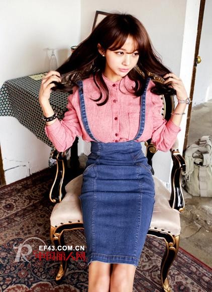 绿色包臀裙搭配什么上衣 牛仔包臀裙时尚混搭穿出S型曲线