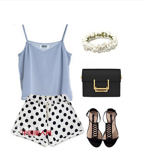 浅蓝色背心搭配白色波点短裤清新甜美 红色波点背带裙搭配什么颜色的T恤好看