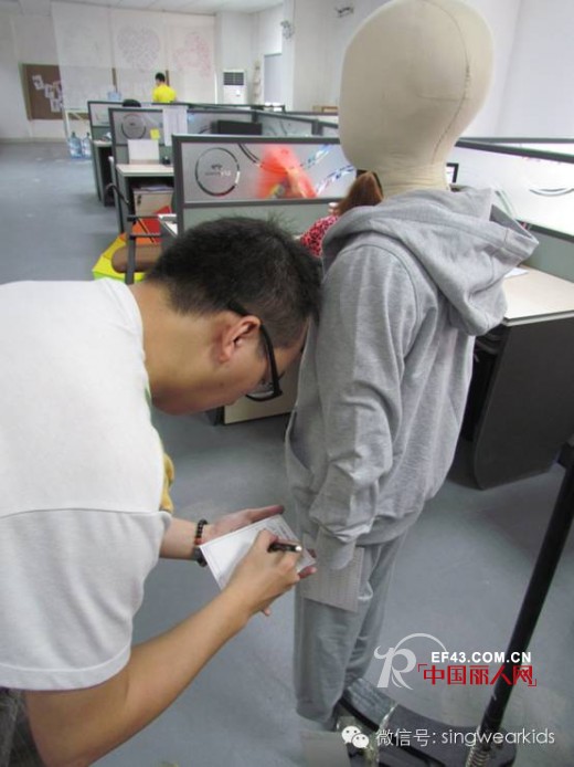 欣薇尔童装2015春夏新品初次审版工作完成