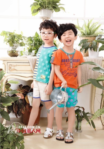 暑假带孩子出游该怎么穿 男孩子适合穿多颜色的衣服吗