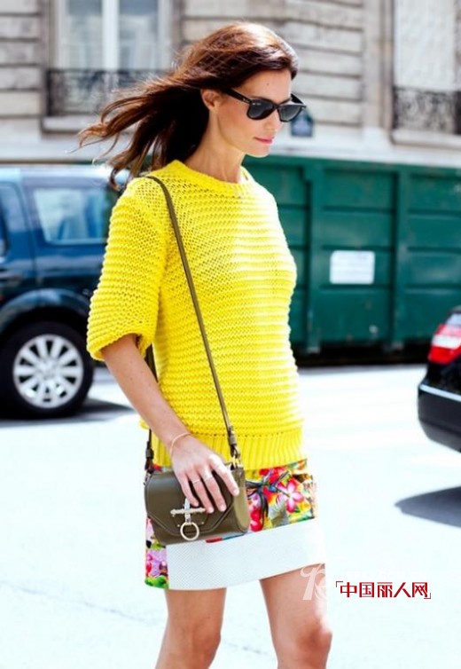 夏天用色彩抓人眼球 大胆配色穿出属于自己的风格