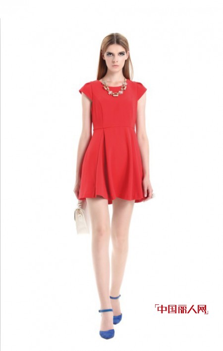 红色西瓜红哪个颜色连衣裙好看 皮肤黑的人穿什么颜色连衣裙